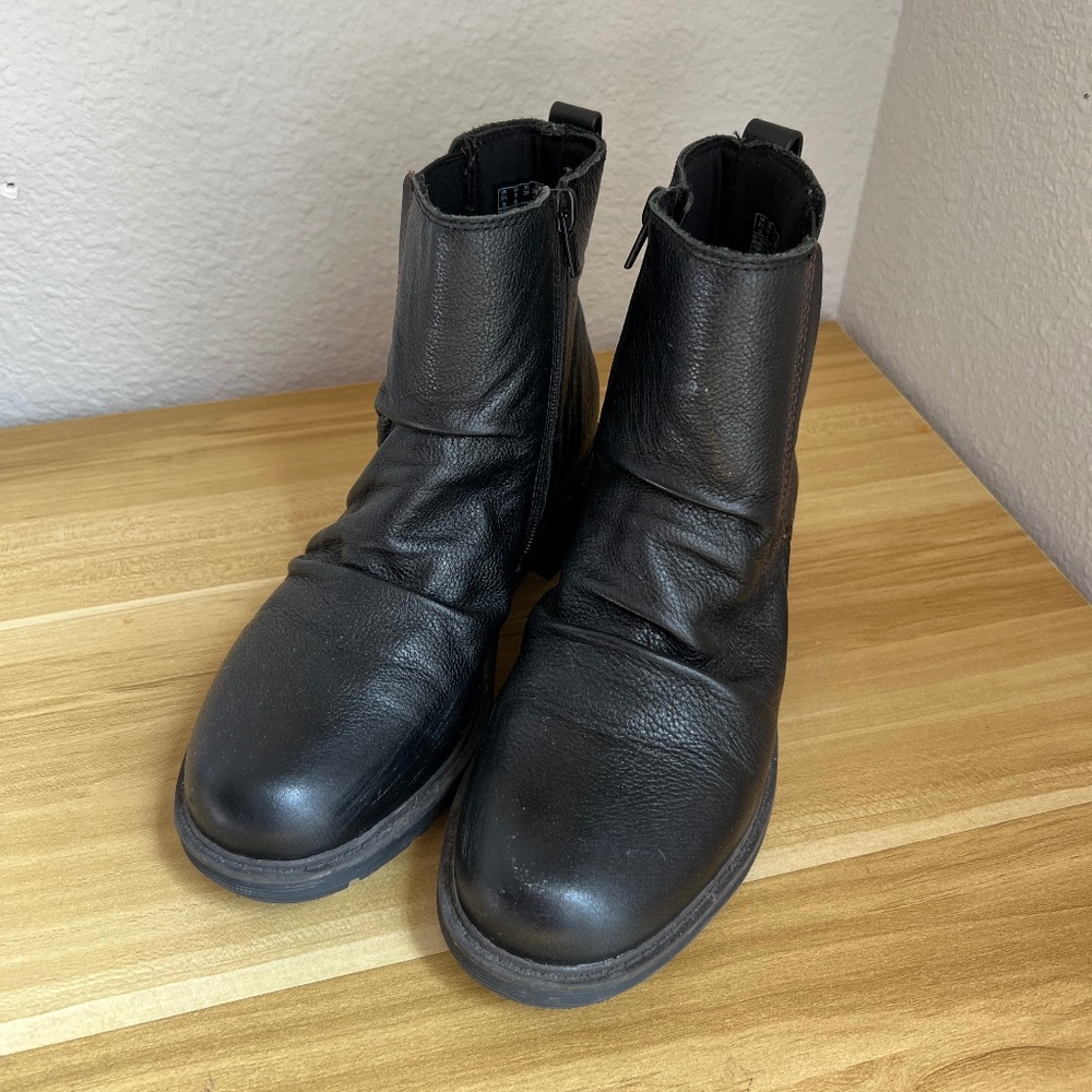 Clarks Collection Black Leather Ruched Ankle Boots